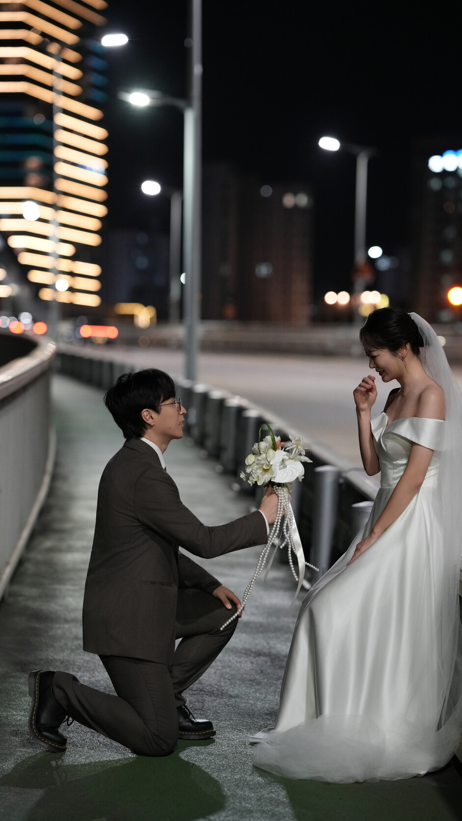 야경 속에서 예영에게 꽃을 건네는 형인