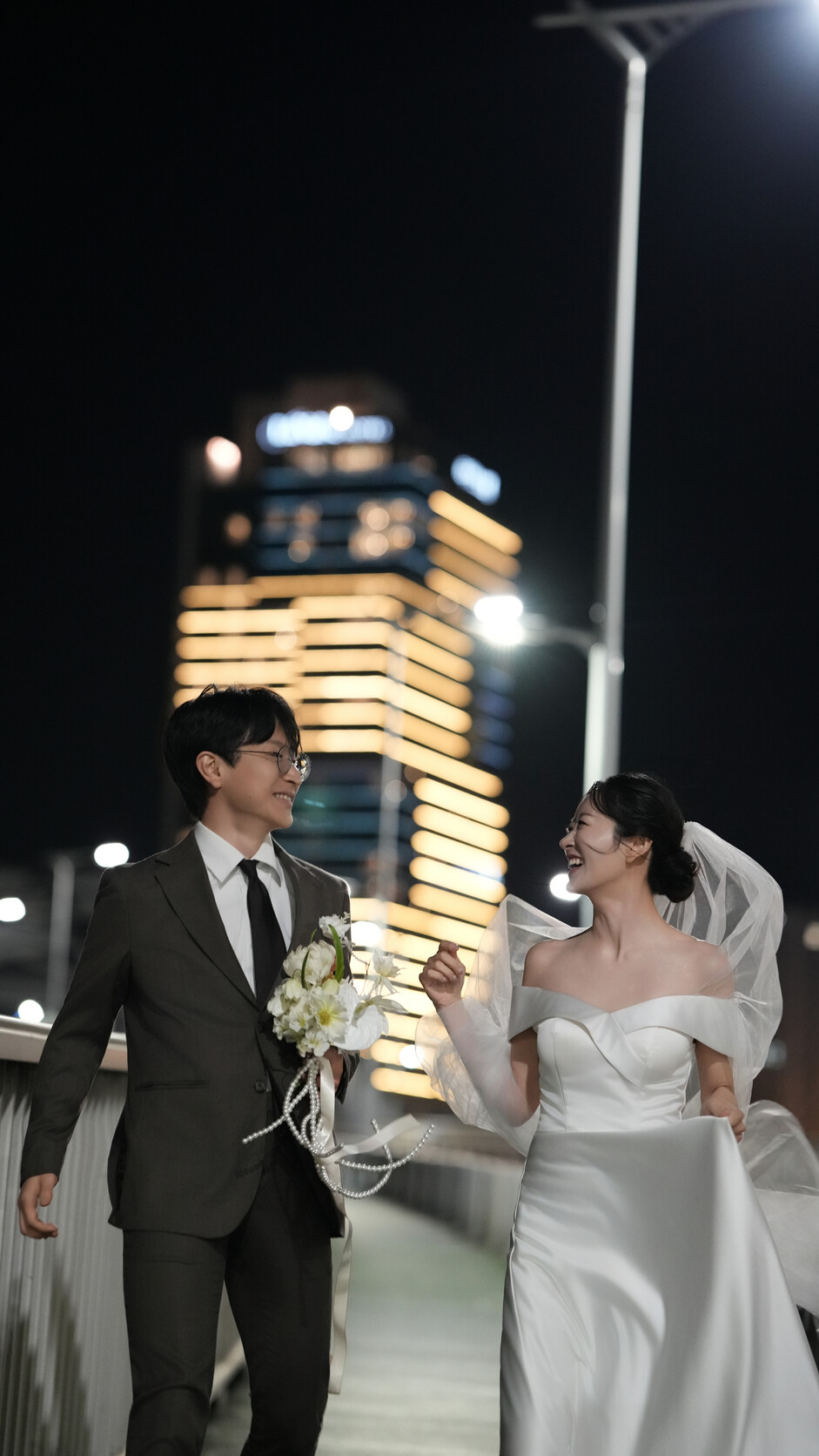 도시 야경을 배경으로 함께 걷는 예영과 형인