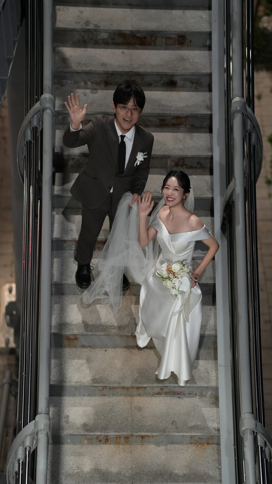 계단 위에서 손을 흔드는 예영과 형인