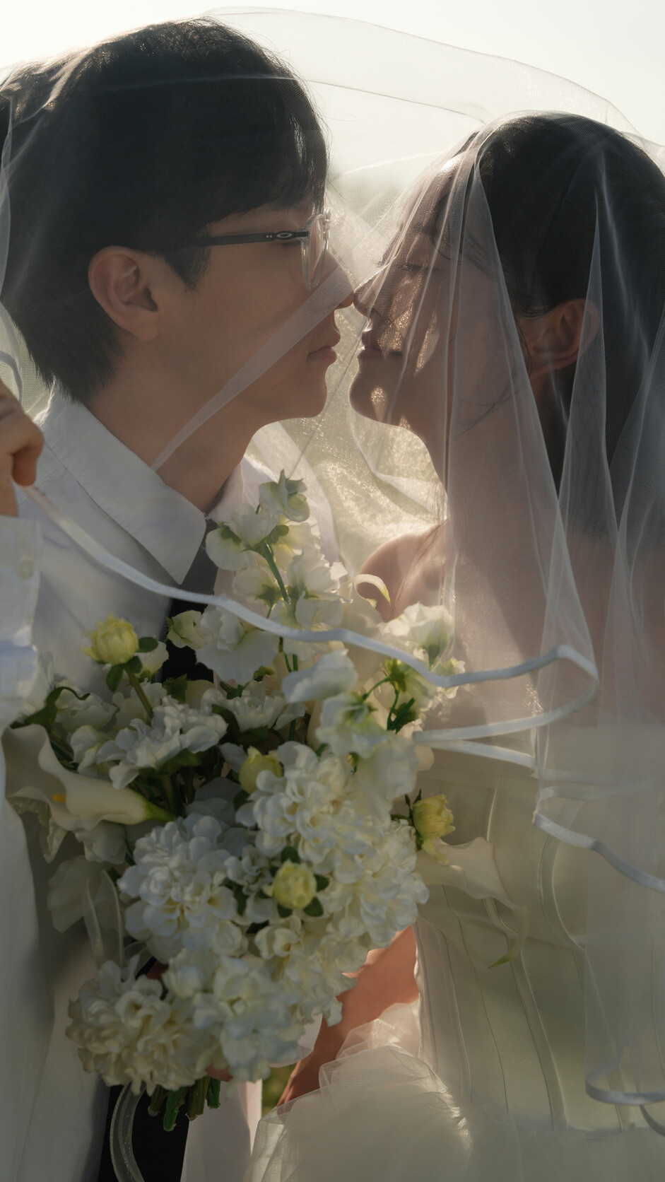 베일 아래 얼굴을 맞댄 예영과 형인