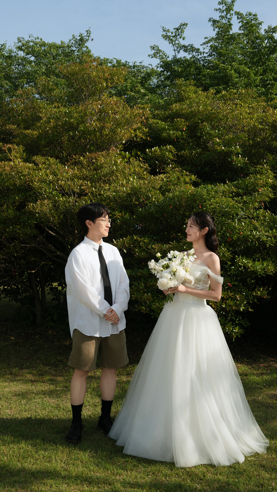 나무 아래에서 서로를 바라보는 예영과 형인