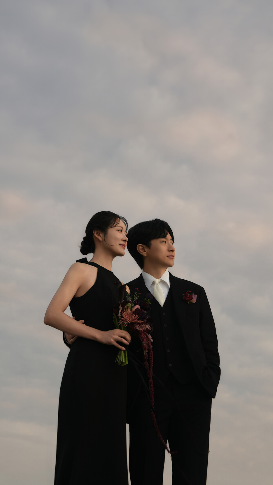 검은 예복을 입고 하늘을 바라보는 예영과 형인