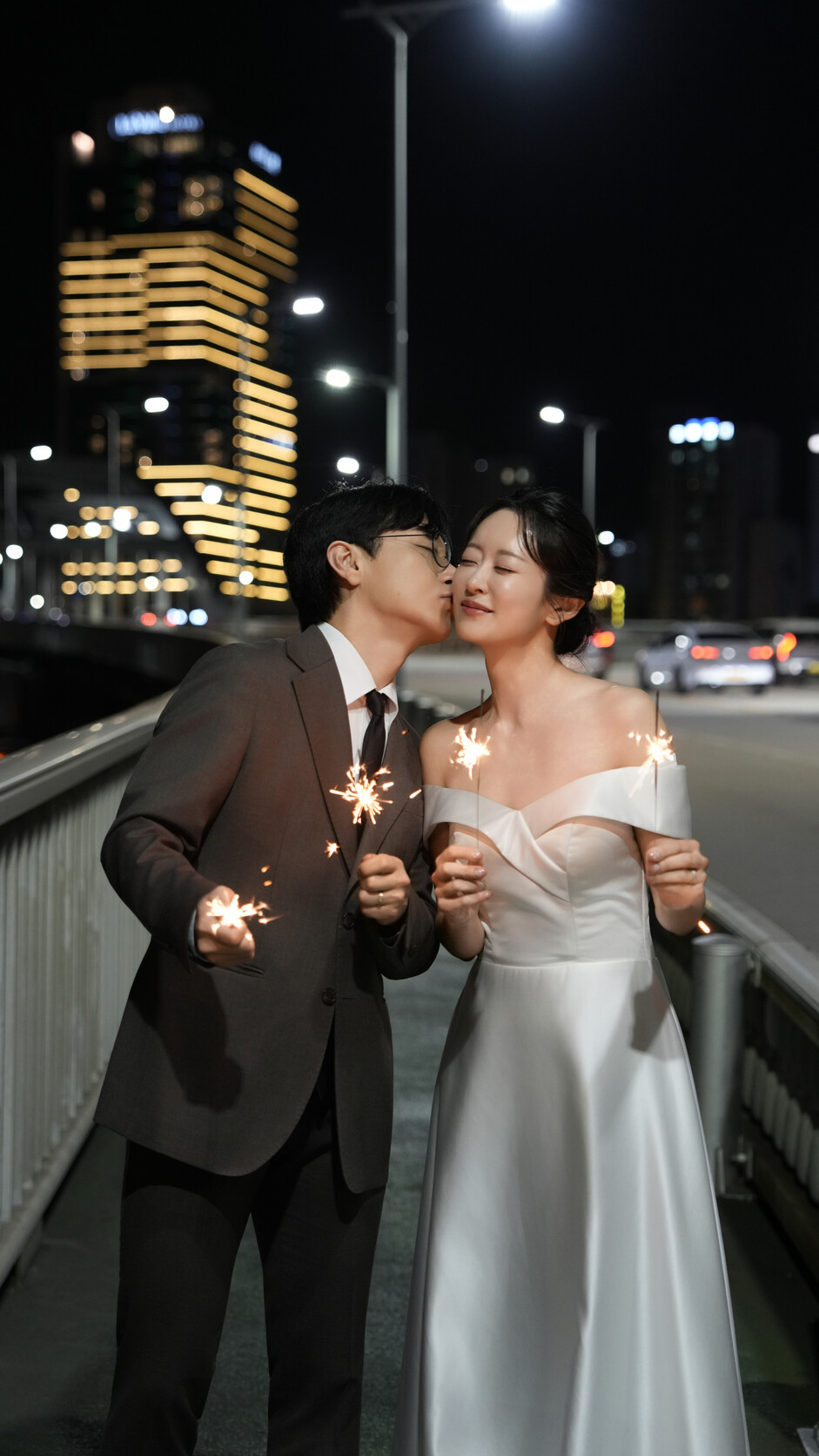 도시 야경에서 불꽃을 든 예영과 형인